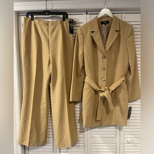 Jones Wear 2 Piece Suit - New